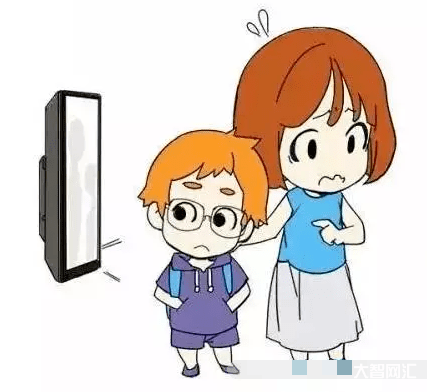 小朋友的头老是斜着看电视