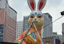 重庆街头巨型兔子灯被吐槽「太丑」引热议,目前已开始拆除,如何评价此设计?-大智网汇
