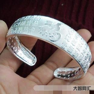 2、如何清洗银手镯变黑?