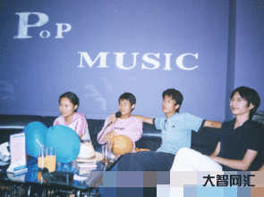 东方论坛怎么联系管理员?