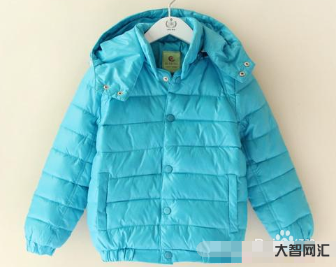 1、羽绒服洗成一坨怎么办?