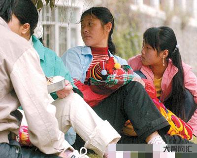 女工人干活时在厕所5分钟产子