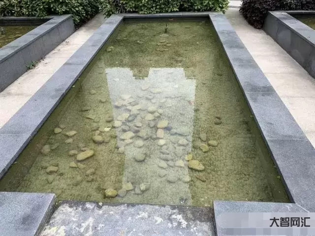 售楼部回应小区池子形似卫生巾