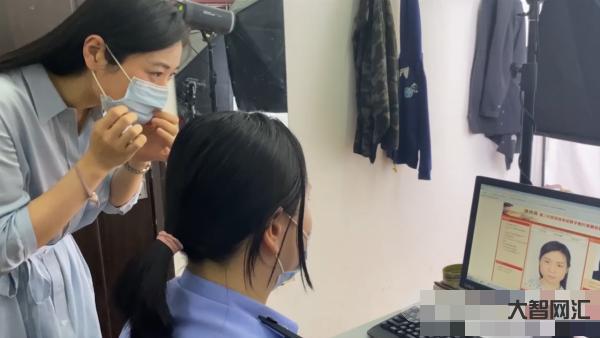 2、身份证照片穿什么衣服?