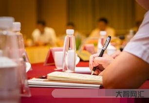 求详细解释一下两会啦!谢谢哦!