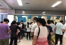 郑州某医院再现半蹲式窗口,丁义珍式窗口出于何种考量?为何屡禁不止?-大智网汇