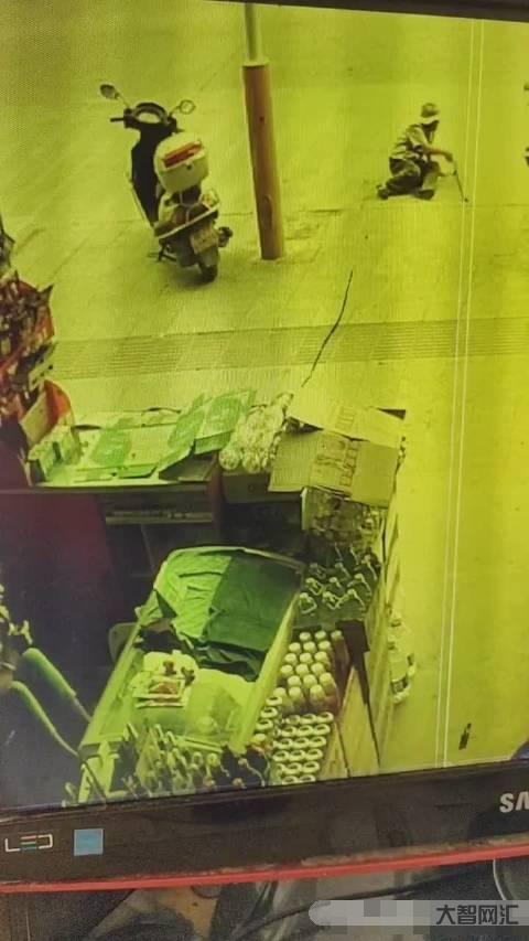 真实生活监控下一幕视频-小区保安突然心脏骤停,监控录下紧张一幕,你奔跑 真实生活监控下一幕视频-小区保安突然心脏骤停,监控录下紧张一幕,你奔跑