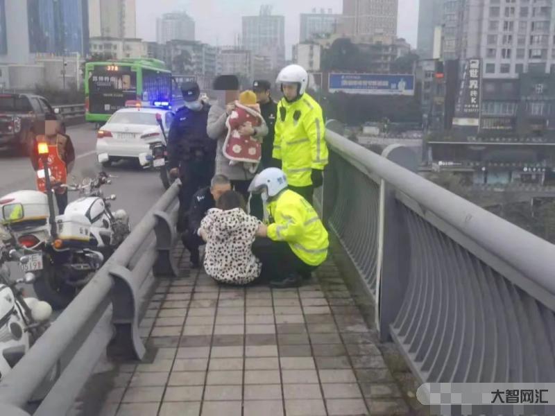 外卖小哥连续救女子-“取消订单，你要伤害自己跟我没关系!”危急关头，上