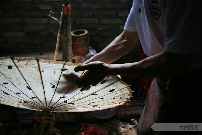 泸州油纸伞-泸州的油纸伞有多牛?传承近500年的历史,还入选国家级非遗-大智网汇