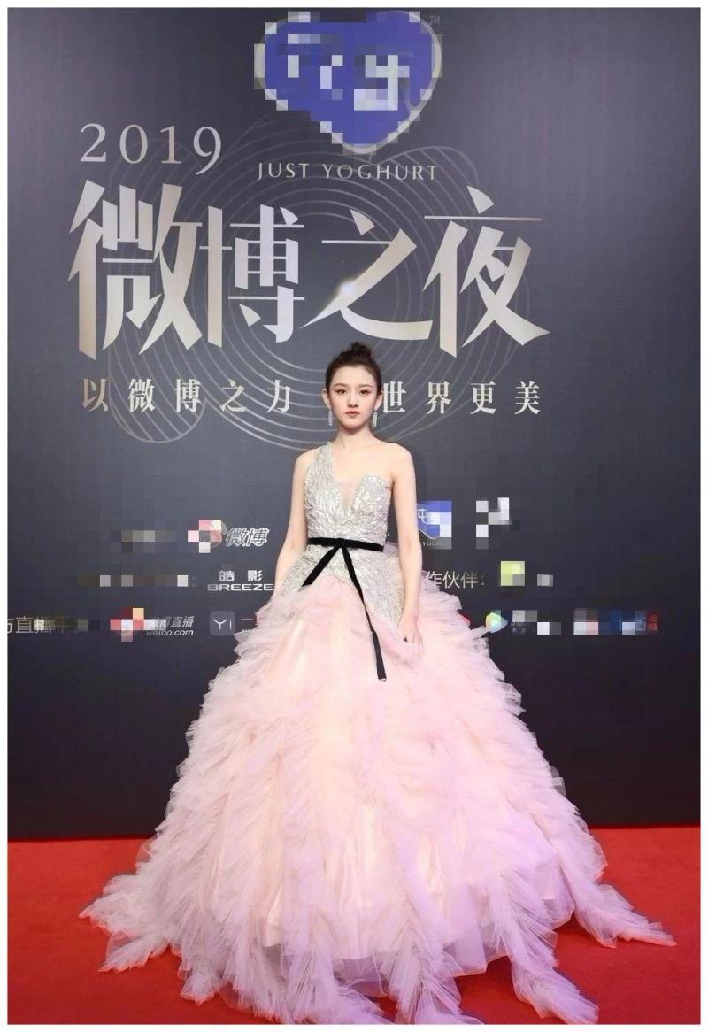微博之夜美女同框-微博之夜女星暗斗:倪妮露背,热巴妖艳,赵丽颖戴天价首-大智网汇
