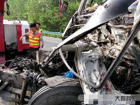高速上半路车祸怎么办-高速上出车祸了怎么办?这才是正确做法,做错了很危-大智网汇