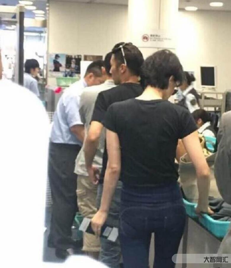 王菲尴尬看谢霆锋-谢霆锋和王菲私下日常曝光,甜蜜到齁死人,港媒曝他对李-大智网汇