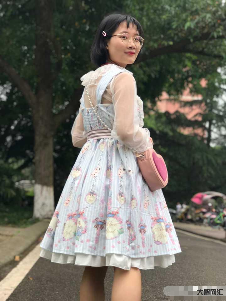 20岁女孩买的衣服奇奇怪怪-为什么现在有些人穿着各种奇奇怪怪的衣服出门-大智网汇