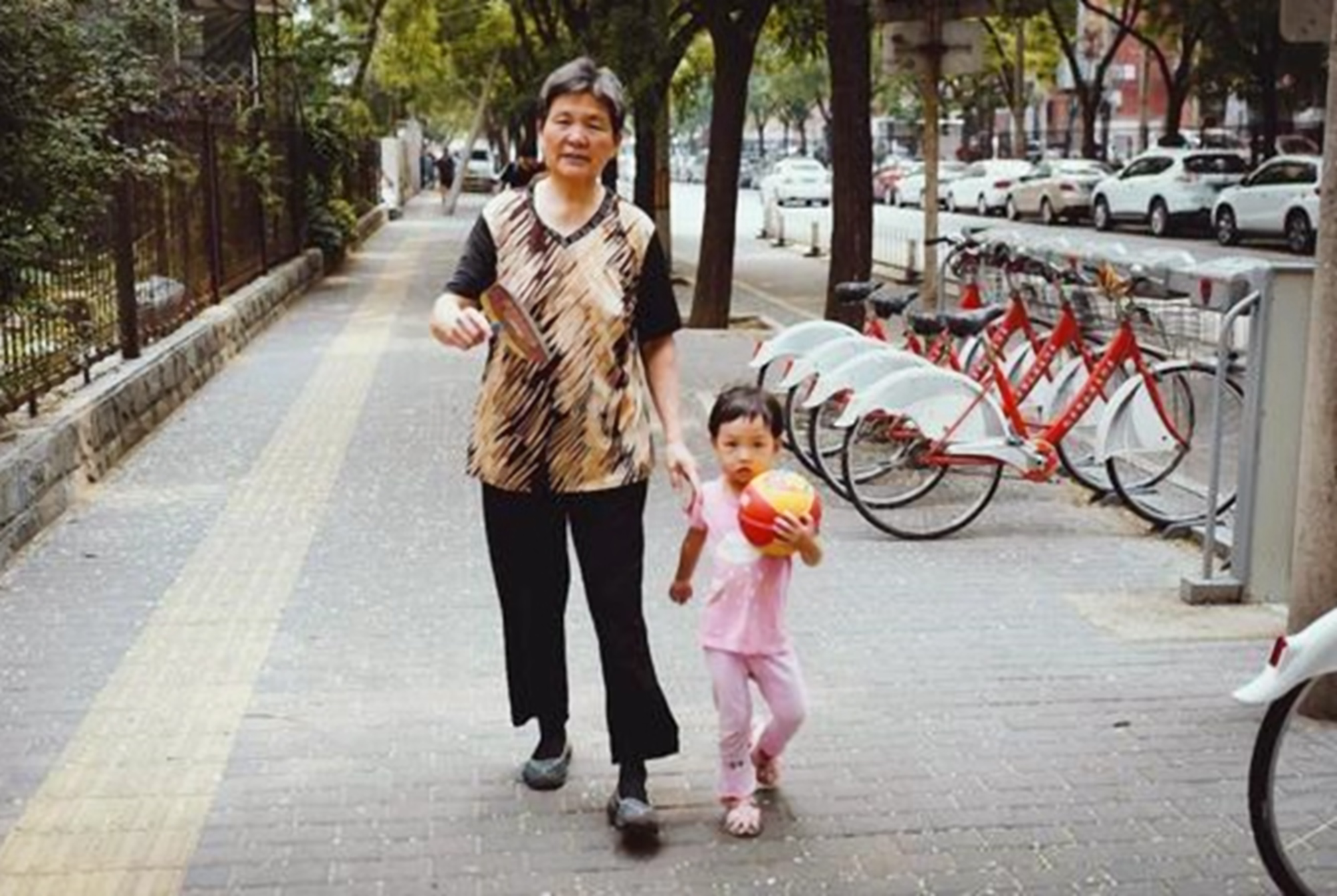婆婆帮儿媳带了孩子-婆婆帮忙带孩子，总是拿东西给女儿，儿媳:你去女儿家