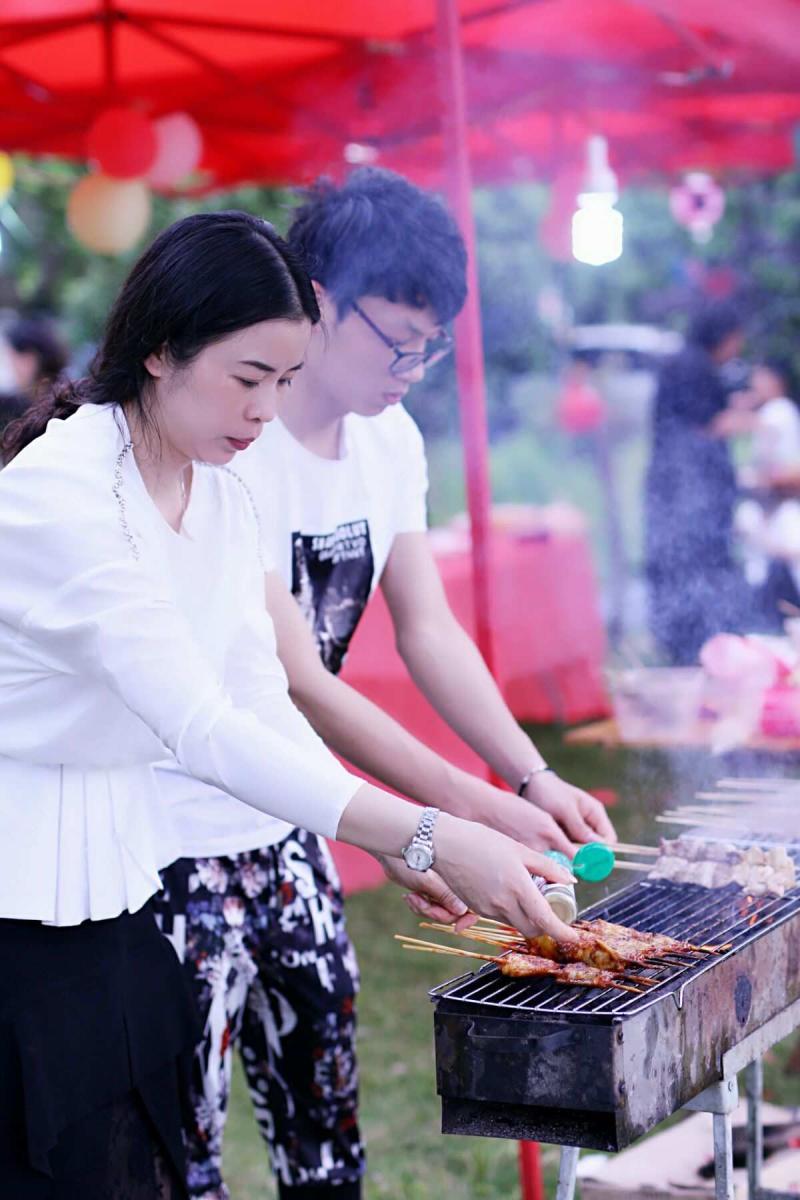 有会烧烤的兄弟姐妹吗-农村姐姐带着弟弟妹妹野外做烧烤,对这位大姐姐的厨-大智网汇