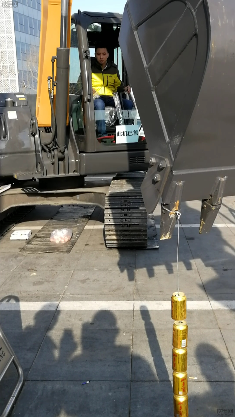 后面堵车的男司机根本一点都不着急,甚至都下车来看挖机-强降雨致福建多处 后面堵车的男司机根本一点都不着急,甚至都下车来看挖机-强降雨致福建多处