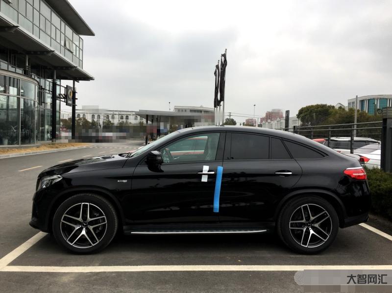 外黑里黑汽车-车尾中间还有一块黑色面板上面同样镶嵌有“JETOUR”的 外黑里黑汽车-车尾中间还有一块黑色面板上面同样镶嵌有“JETOUR”的