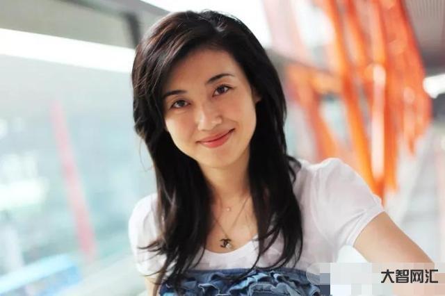 海峡两岸主持人李红-辍学、逃婚、中专学历进电视台,如今成央视一姐,她凭 海峡两岸主持人李红-辍学、逃婚、中专学历进电视台,如今成央视一姐,她凭