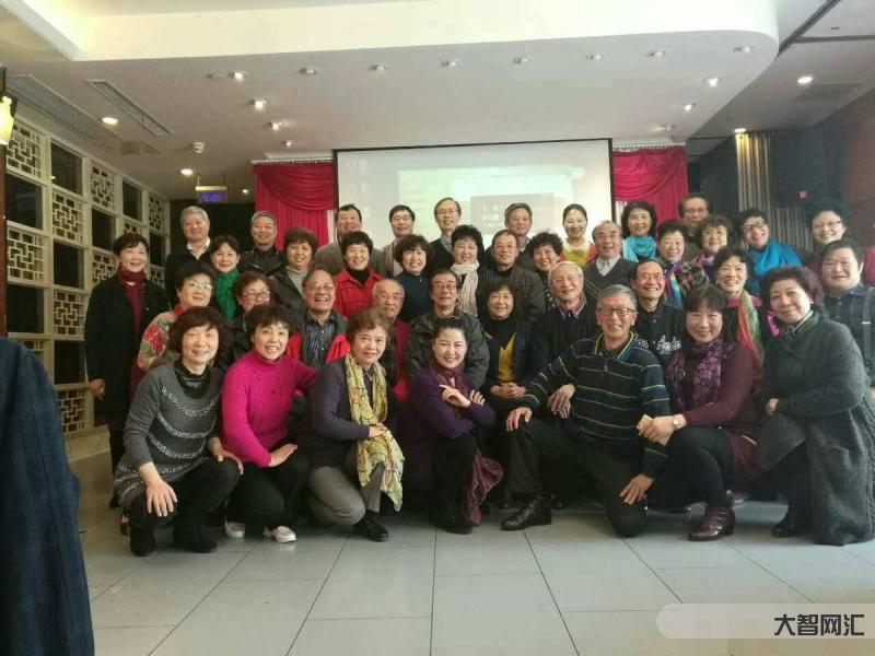 拍集体照总是喜欢站在边缘,体现了什么心理?-孩子总是宅在家里,不愿和人-大智网汇