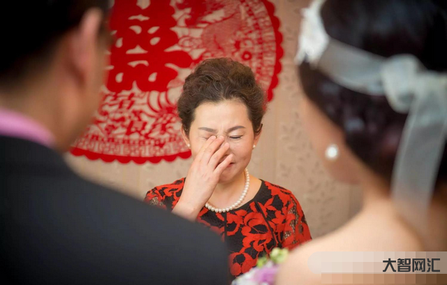 父母要彩礼却不陪嫁-把10万彩礼都给了我，却不给嫁妆，给弟弟攒钱，我该