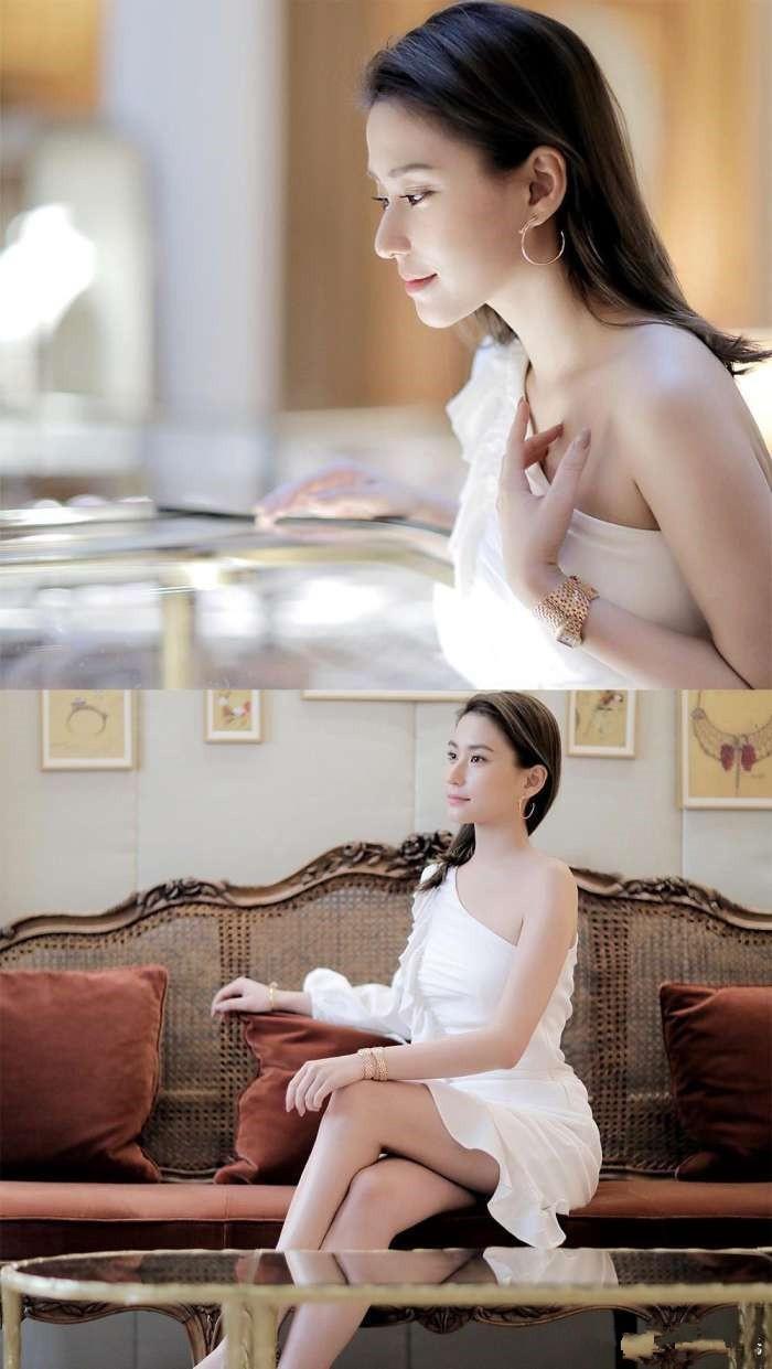 何超莲看起来没气质-看了赌王两大千金的合体,终于知道“美貌在气质面前不 何超莲看起来没气质-看了赌王两大千金的合体,终于知道“美貌在气质面前不