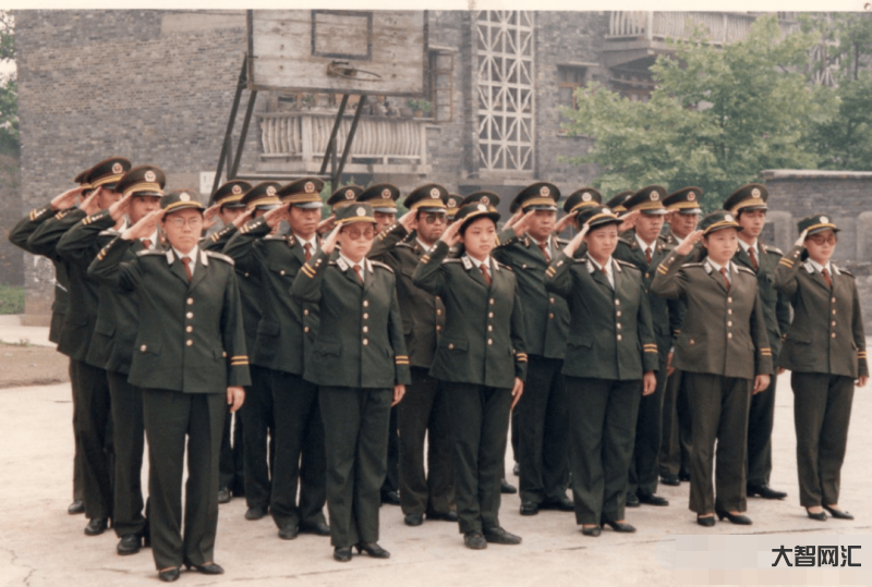 警服已经20多年没有更新了-中国警察穿了30年的草绿色警服,为何在20-大智网汇
