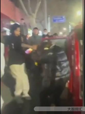被当街踹倒女子好友发声-湖南一女子被当街踹飞事件后续,好友主动发声,更-大智网汇