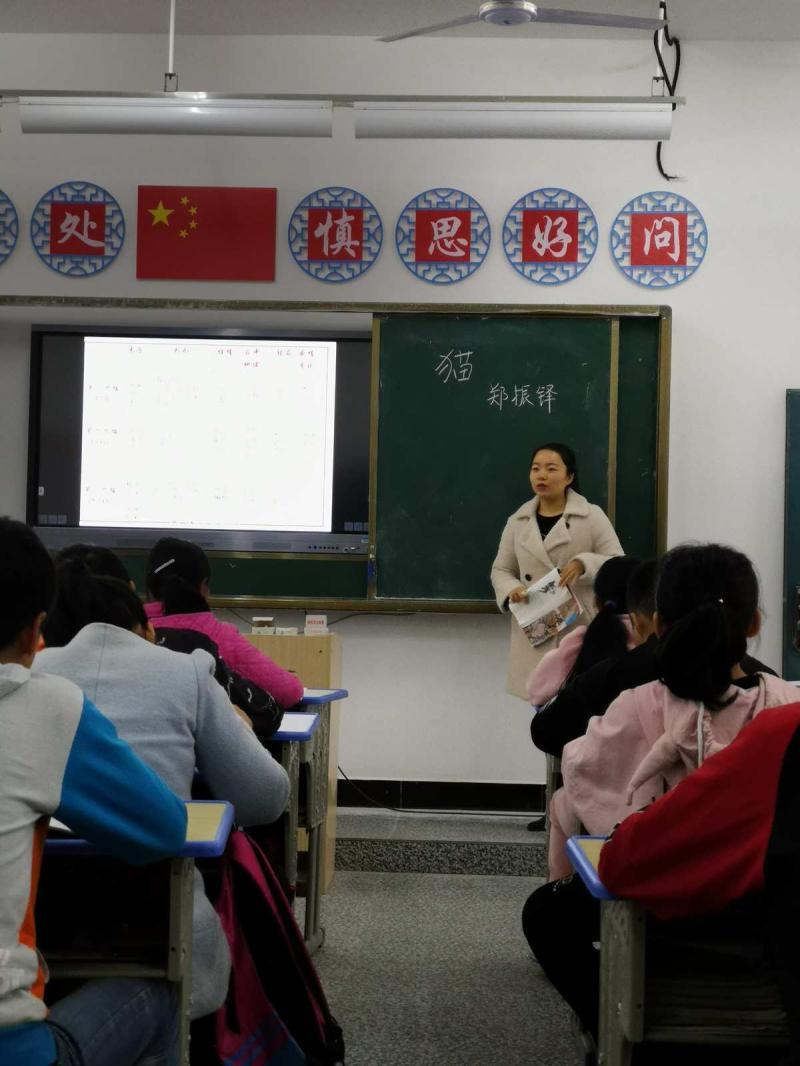 正在讲公开课的老师-启迪心灵 关爱成长——我的教育故事(李艳梅)