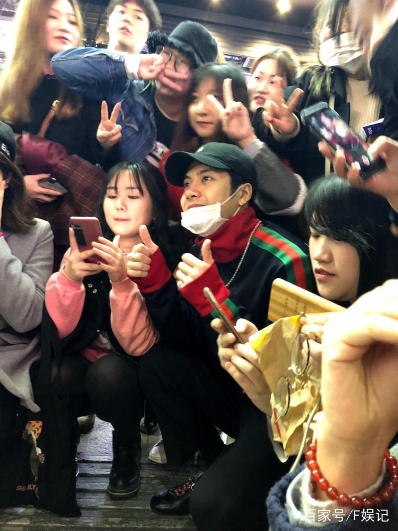 王嘉尔这波演唱会和女粉丝亲密互动什么水平?女权要疯了-Supre饭盒,-大智网汇