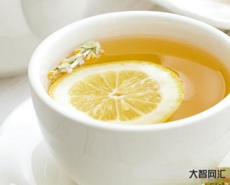 柠檬泡水喝有什么作用与功效-喝点柠檬水就有饱腹感?减肥星人的救星来了-大智网汇