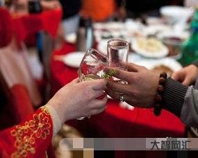 和领导吃饭如何敬酒说话 幽默,如何给领导敬酒说话技巧-大智网汇
