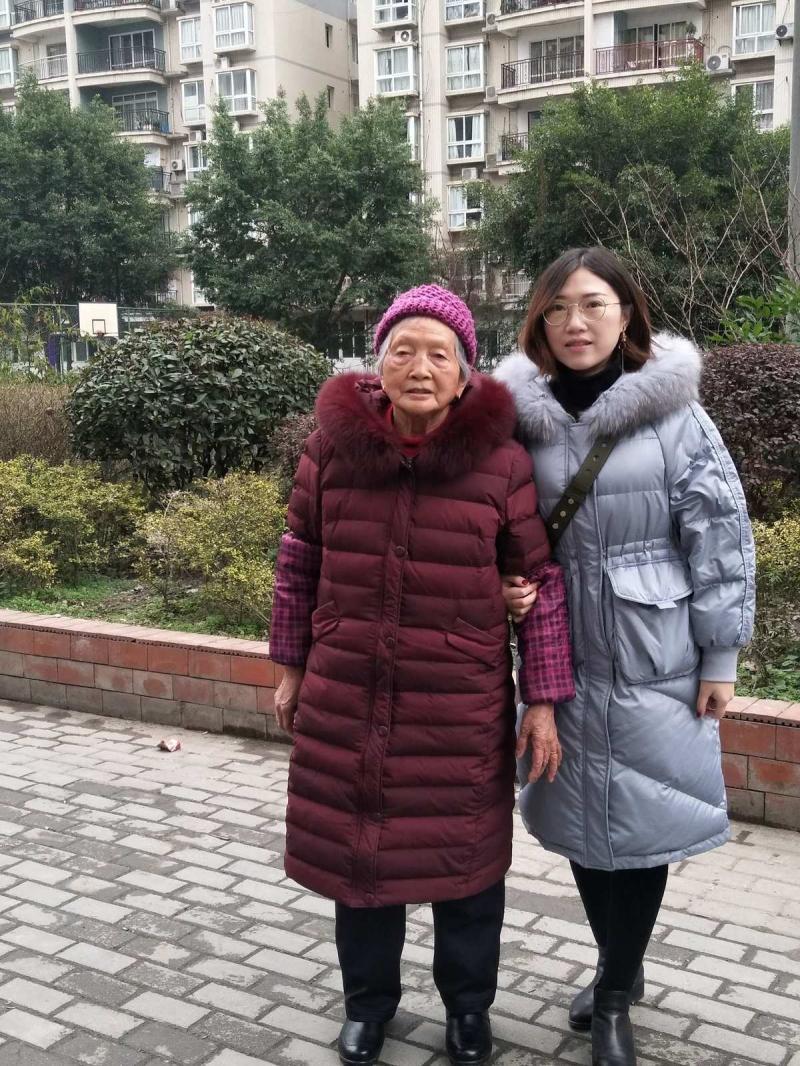 广东一外婆和孙女长得太像了-外婆与孙女的美丽传承 广东一外婆和孙女长得太像了-外婆与孙女的美丽传承