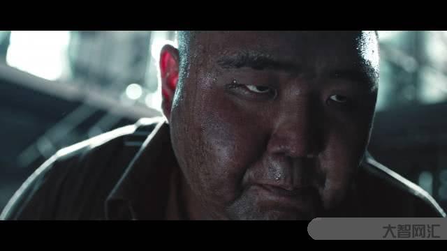 他箍住毒贩,滚下10米高坡!-男子勇擒毒贩,不惧生死-大智网汇