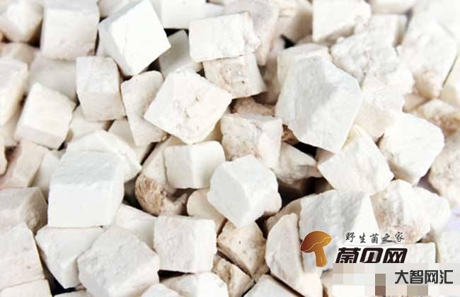 茯苓泡水喝的功效与作用-坚持饮用茯苓泡水,身体或收获3个益处,和2味中药搭配效果更佳-大智网汇