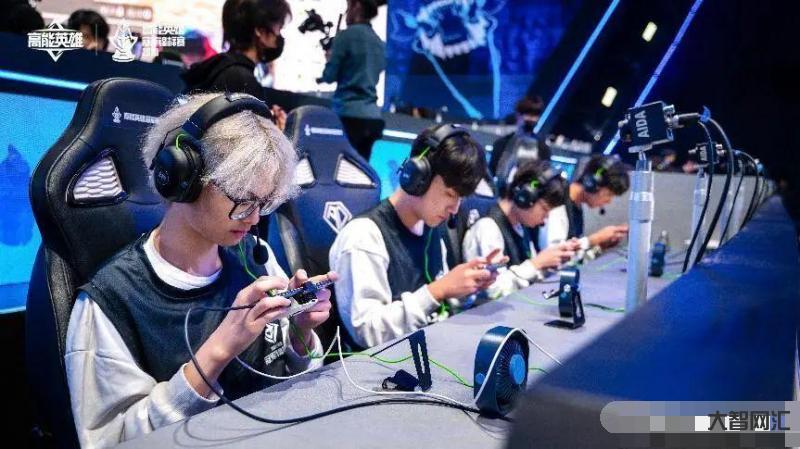童锦程登台初体验-虎牙打开UFC全新观赛体验,童锦程登台打拳,两大拳王加油助威! 童锦程登台初体验-虎牙打开UFC全新观赛体验,童锦程登台打拳,两大拳王加油助威!