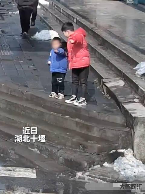 小孩哥的名字把民警难坏了-小孩哥报警捡到一小朋友，警察不会写小孩哥名字遭嘲笑，评论笑死