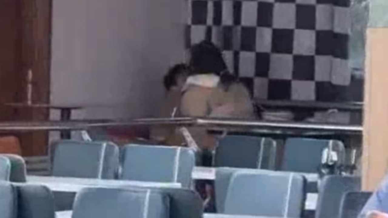 宿迁学院通报学生不雅视频-高校食堂上演“激情戏码”?情侣不雅视频曝光,学校回应-大智网汇