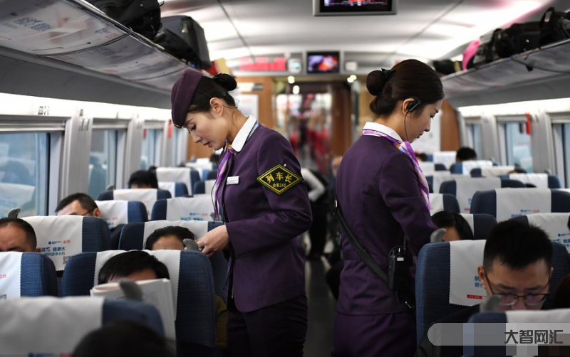 高铁上大学生帮了11岁时的自己-5月6日上午热点新闻