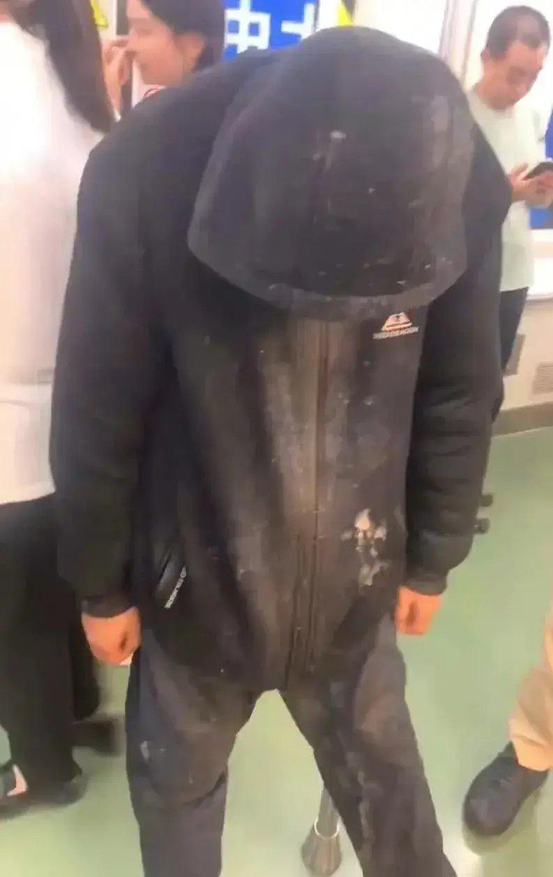 西安地铁神秘黑衣男子身份查明-西安地铁黑衣男身份曝光、过往被扒:直言别打扰我!果然不一般